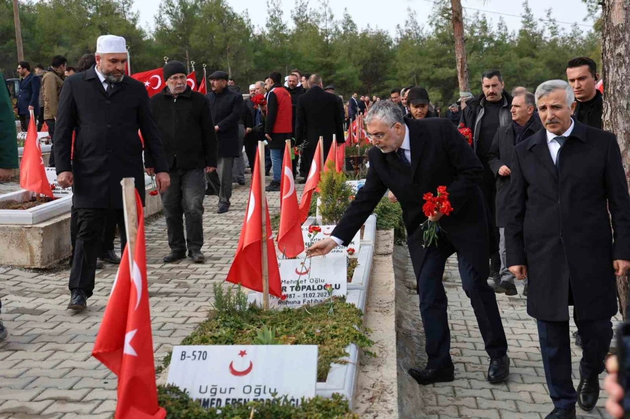 Bakanlar, Kahramanmaraş deprem şehitlerini andı
