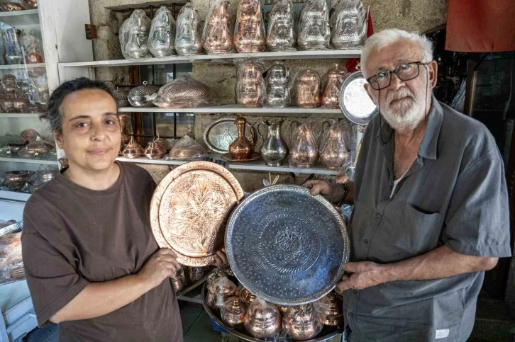 Bakır ustası çırak bulamayınca mesleği eşine öğretti
