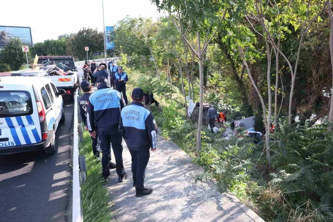 Bakırköy Belediyesi Zabıt Müdürlüğü ekipleri çevre düzenine uygunsuz barınma alanlarına müdahale ediyor
