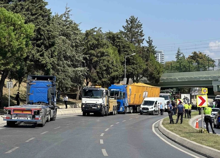 Bakırköy’de alt geçide çarpan tır vinç yardımıyla kaldırıldı
