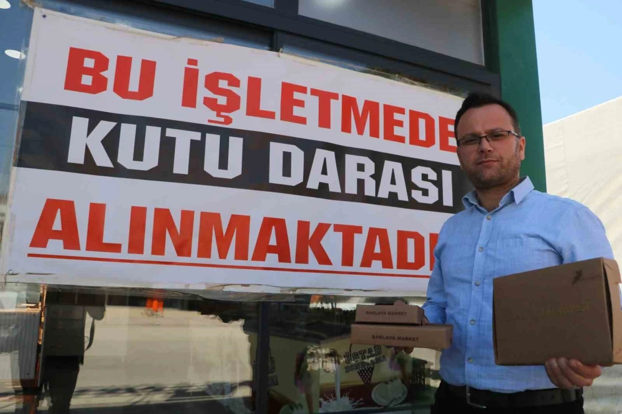 Baklava satışı yapan firma kutu darası tartışmasına 21 şubesine astığı pankartla son verdi
