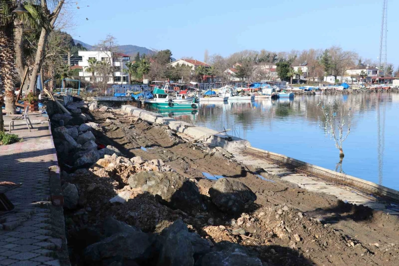 Balıkçı barınağının kaçak yapıları yıkıldı, yenilme çalışması başlatıldı
