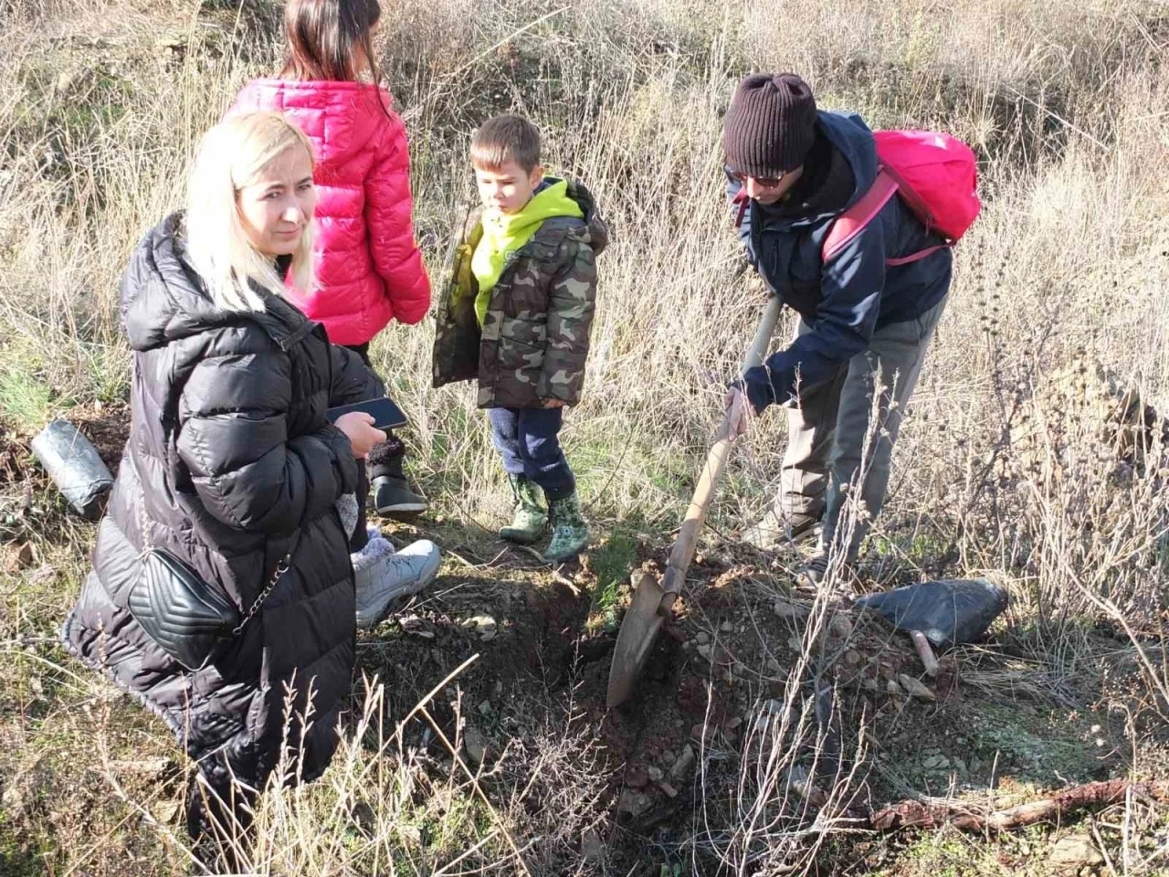 Balıkesir’de 7’den 70’e fidan diktiler
