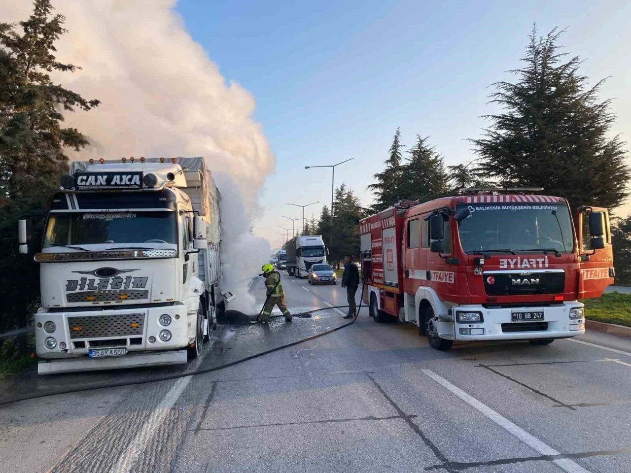 Balıkesir’de balataları yanan kamyon yol kapattı
