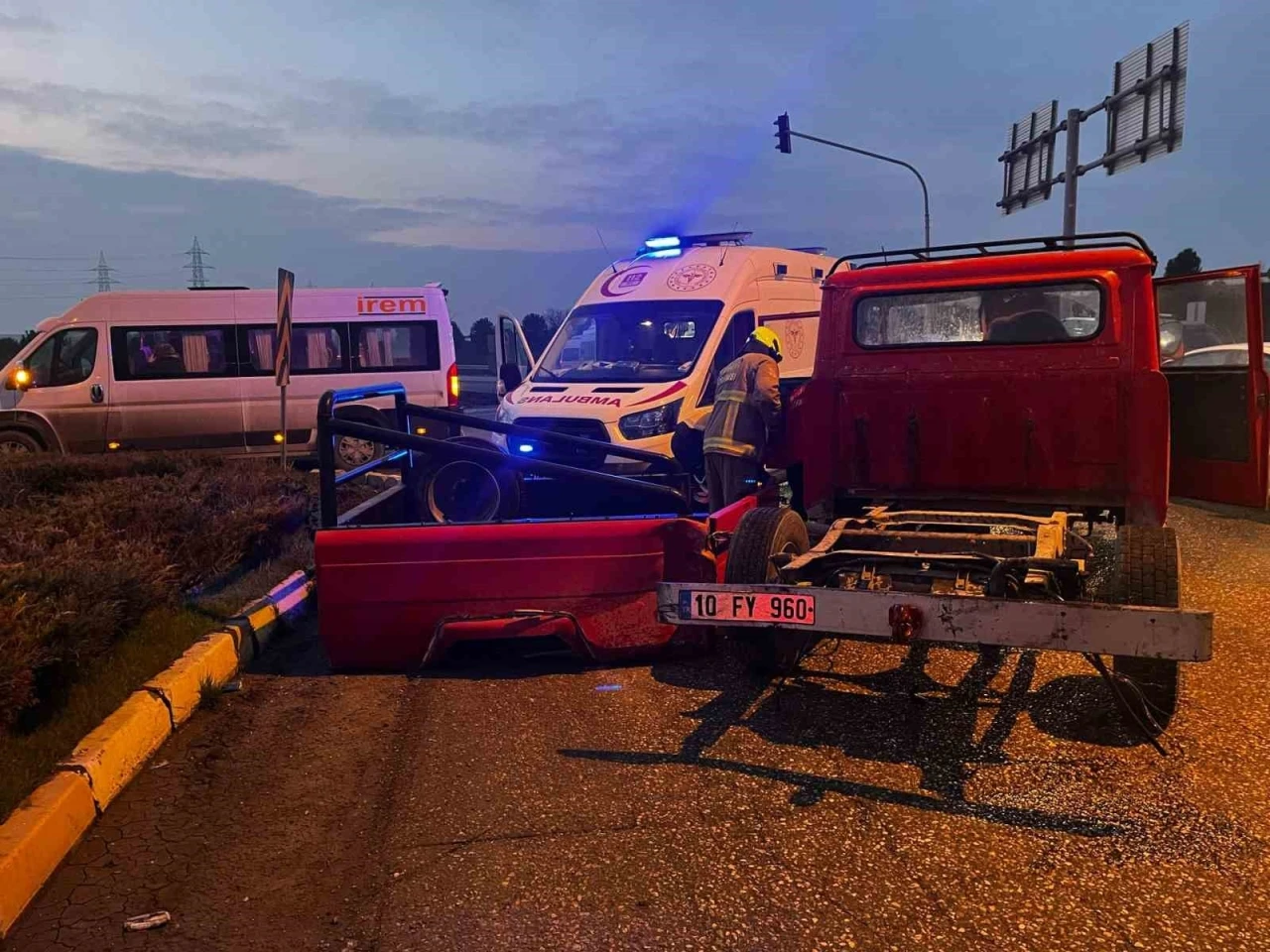 Balıkesir’de servis aracı ile kamyonet çarpıştı; 1 yaralı
