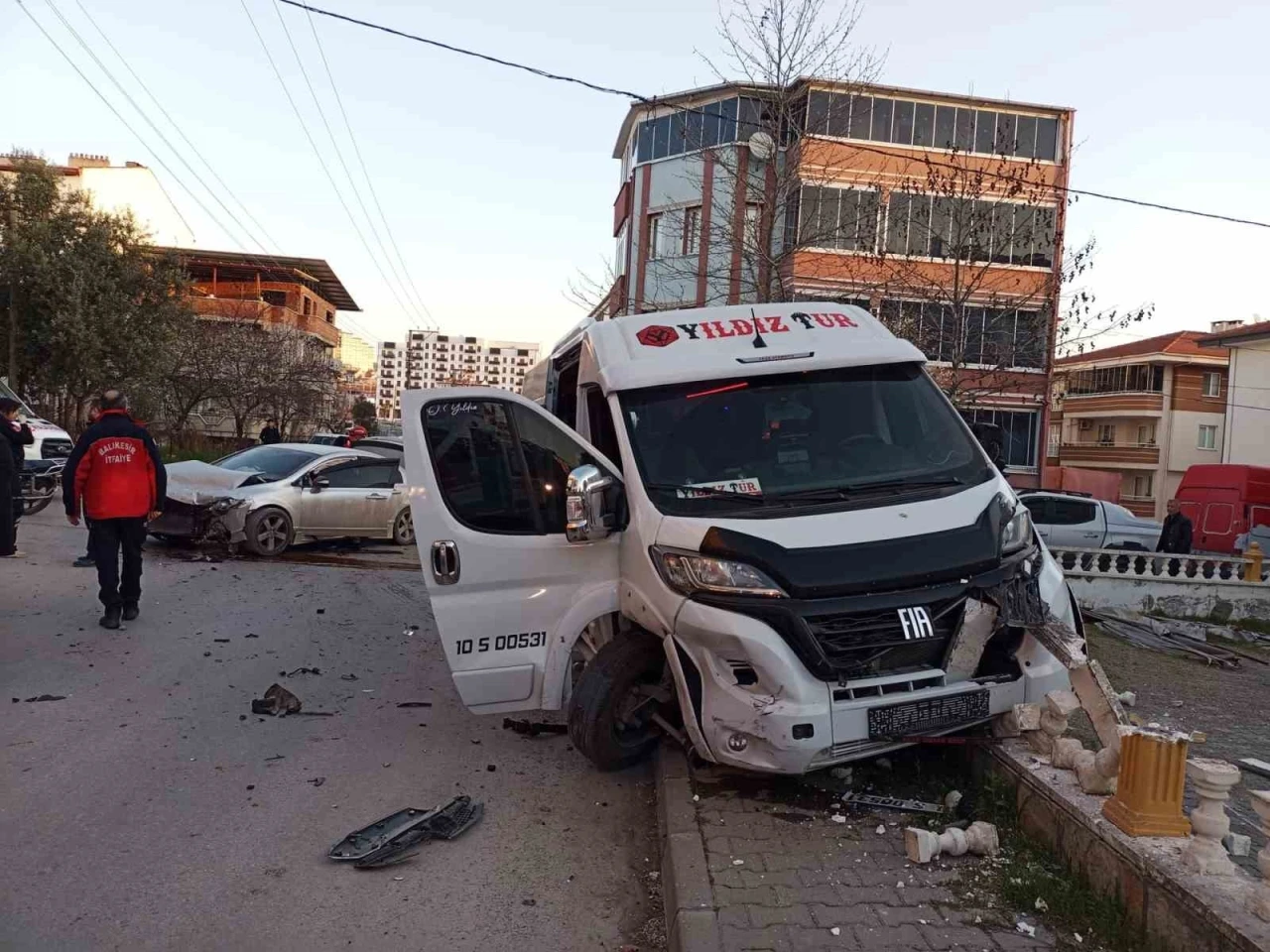 Balıkesir’de servis aracı ile otomobil çarpıştı: 6 yaralı
