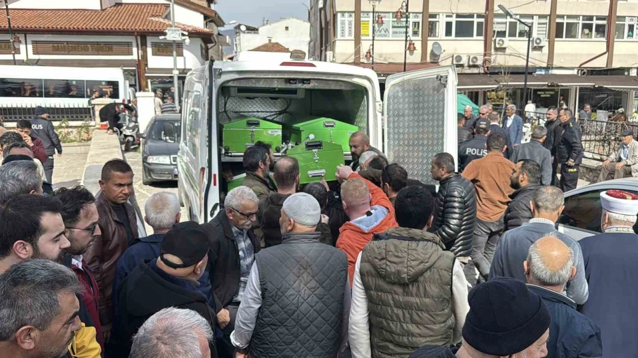 Balkondan düşerek hayatını kaybeden bebek toprağa verildi
