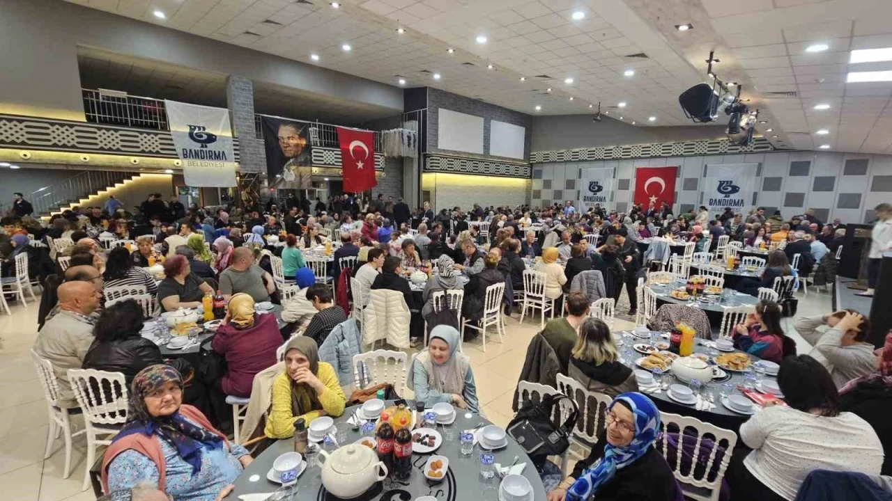 Bandırma Belediye Başkanı Mirza, özel bireylerle iftarda buluştu
