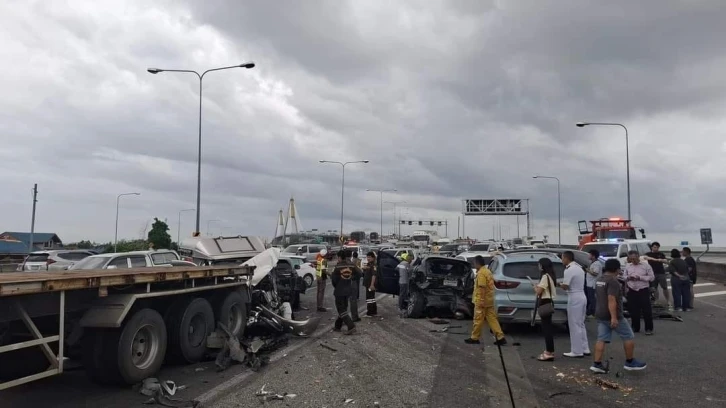 Bangkok’ta freni boşalan tır, araçların arasına daldı: 17 yaralı
