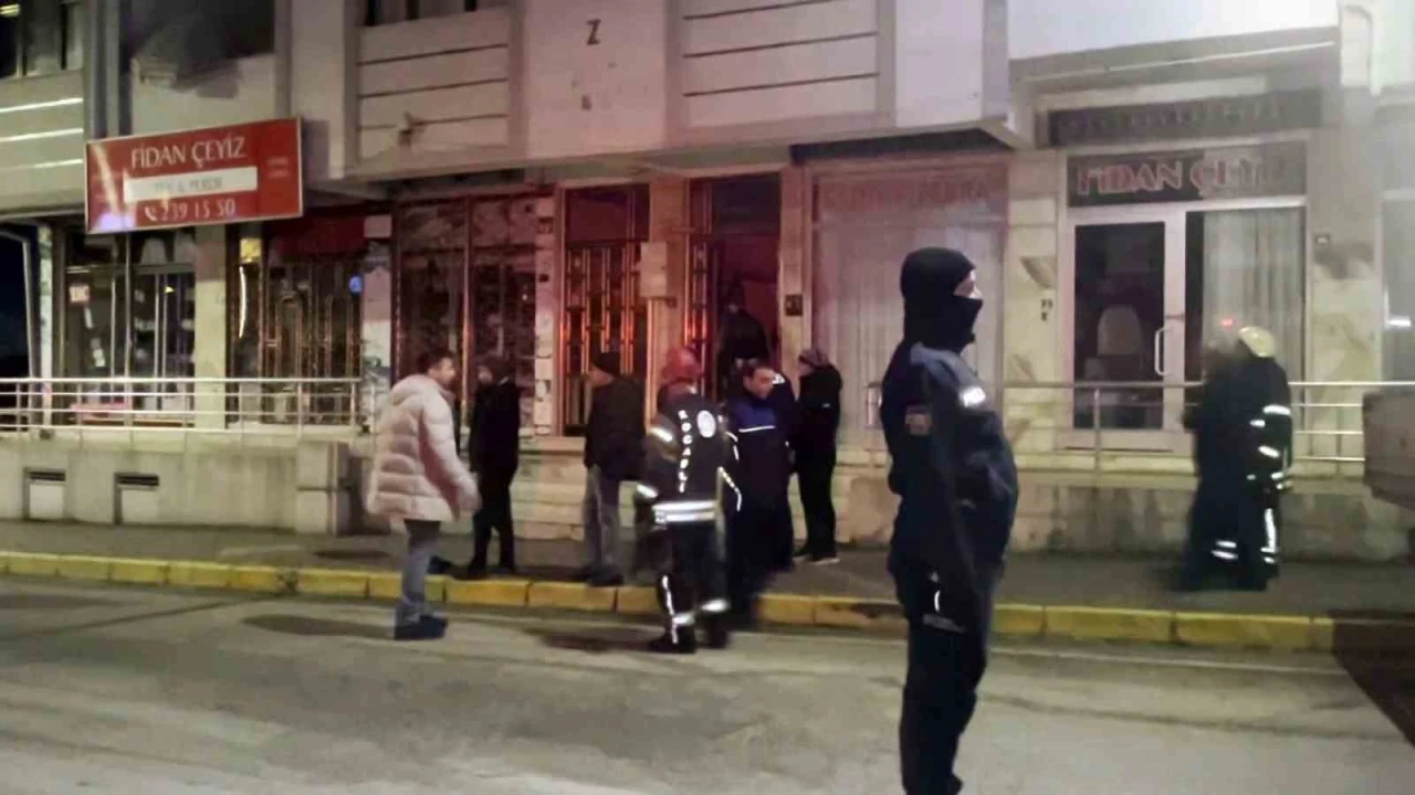 Banyonun fayansı dökülünce cadde trafiğe kapatıldı, 5 katlı bina tahliye edildi
