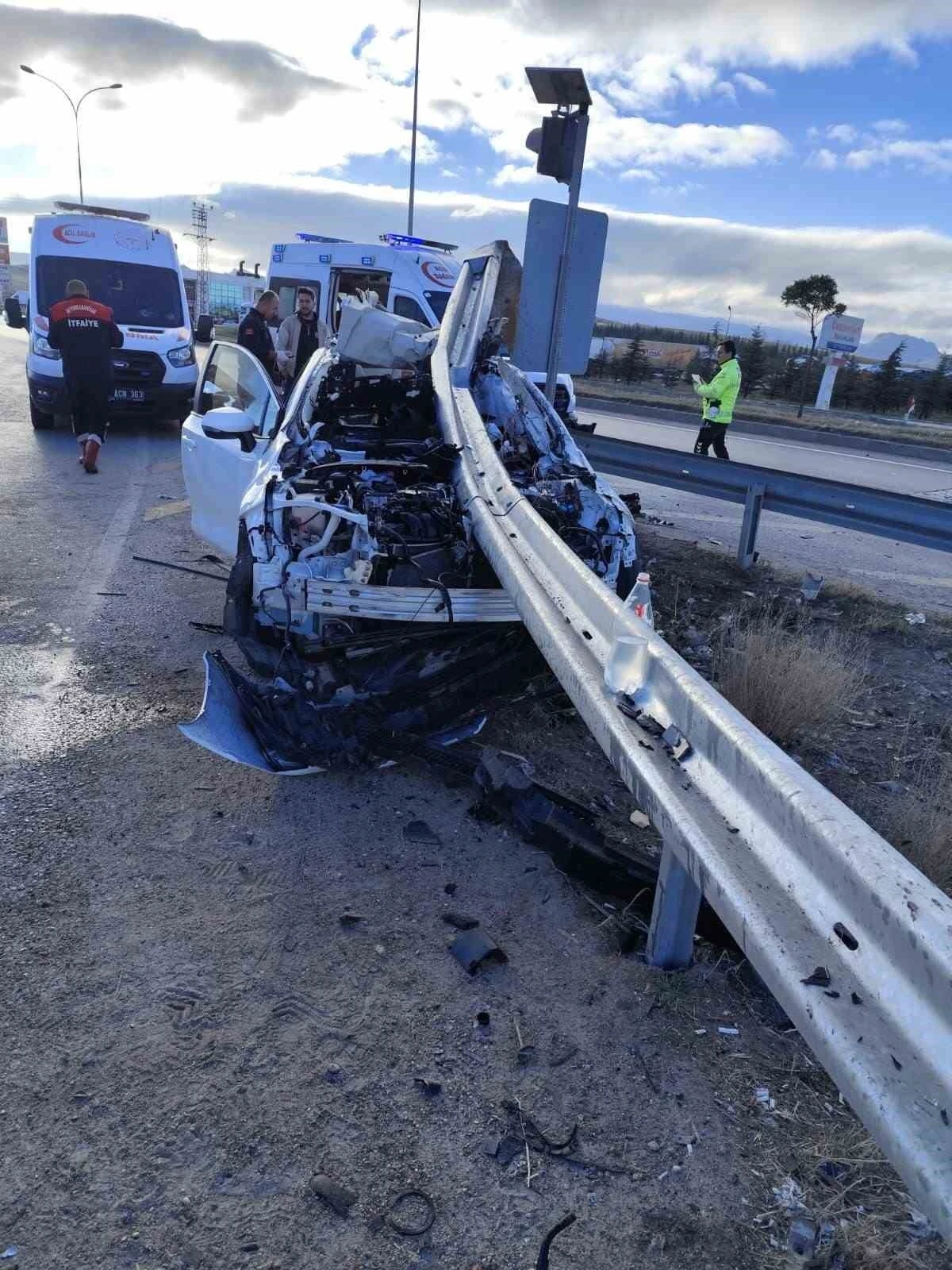 Bariyere ok gibi saplanan otomobilde bir kişi öldü, 3 kişi yaralandı
