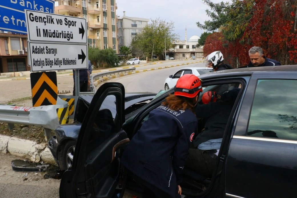 Bariyere ’ok’ gibi saplandı