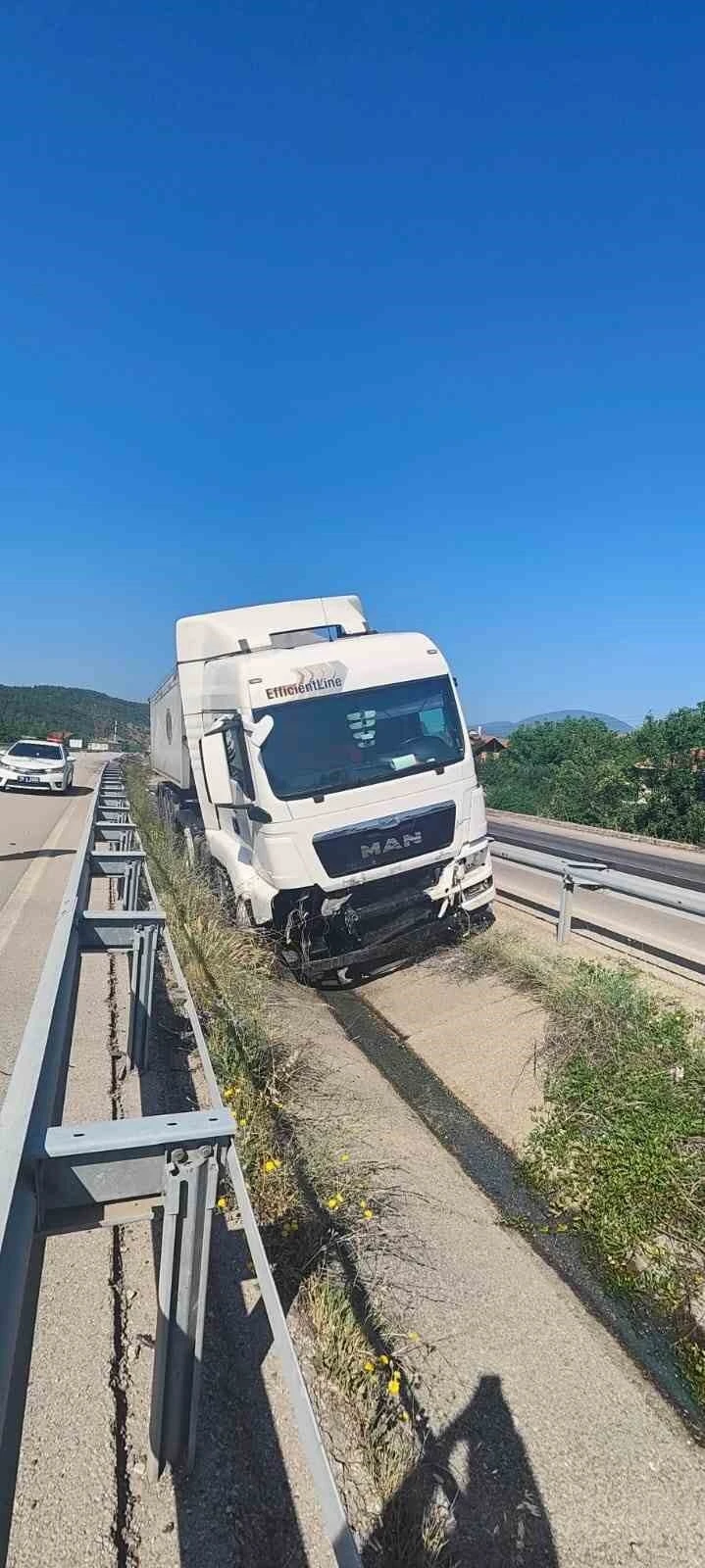 Bariyeri kırıp su kanalına giren tırın sürücüsü yaralandı
