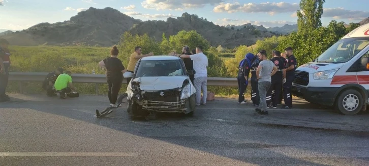 Bariyerlere çarpan otomobildeki 3 kişi yaralandı.
