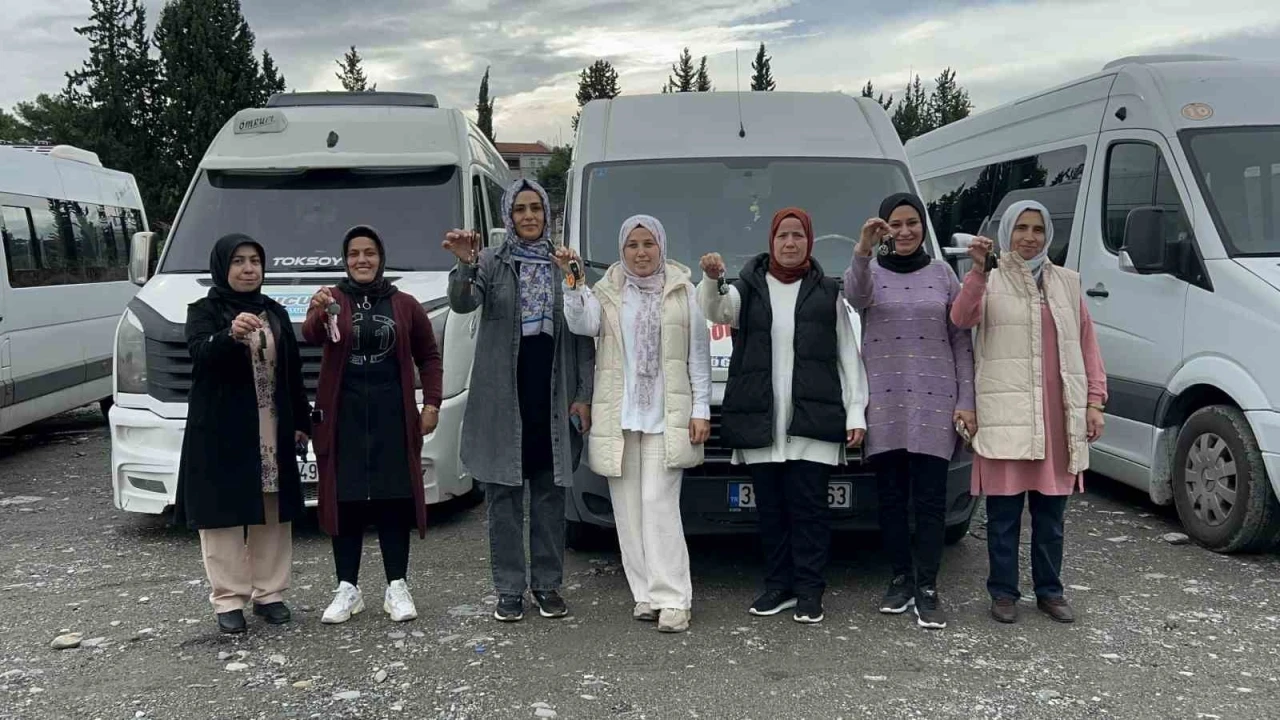 Basılan kornaları ve söylenen sözleri umursamayan kadın servis şoförleri, şefkatle yaklaştıkları öğrencileri güvenle taşıyorlar
