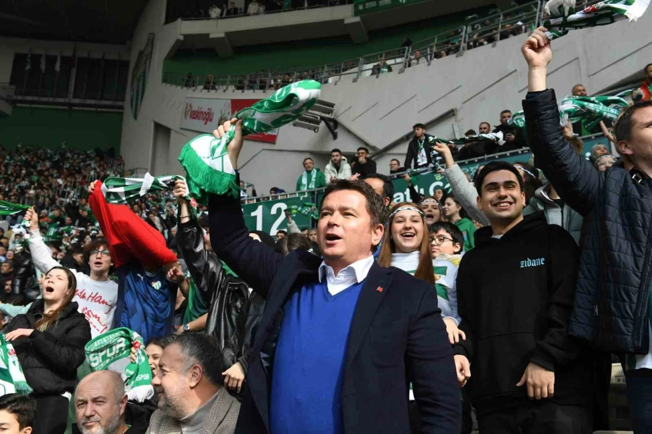 Başkan Aydın, Bursaspor’un maçını öğrencilerle birlikte izledi
