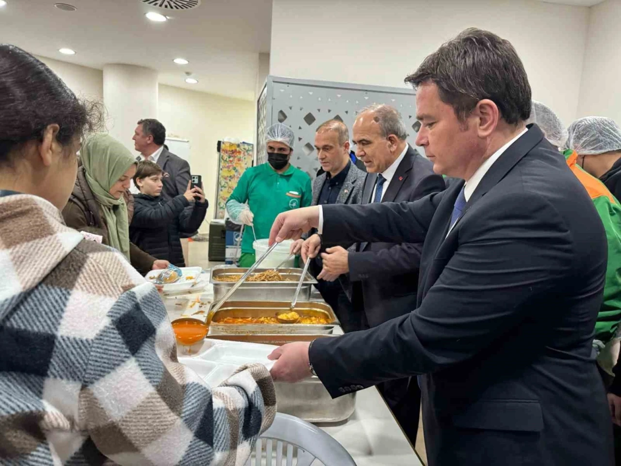 Başkan Aydın vatandaşlara iftar yemeği dağıttı
