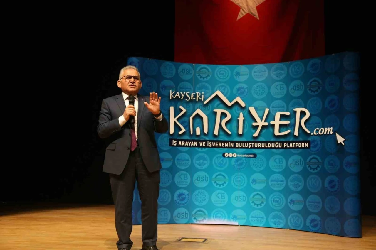 Başkan Büyükkılıç: "Kayseri kariyer merkezimiz 1 ayda 305 kişiye istihdam sağladı"
