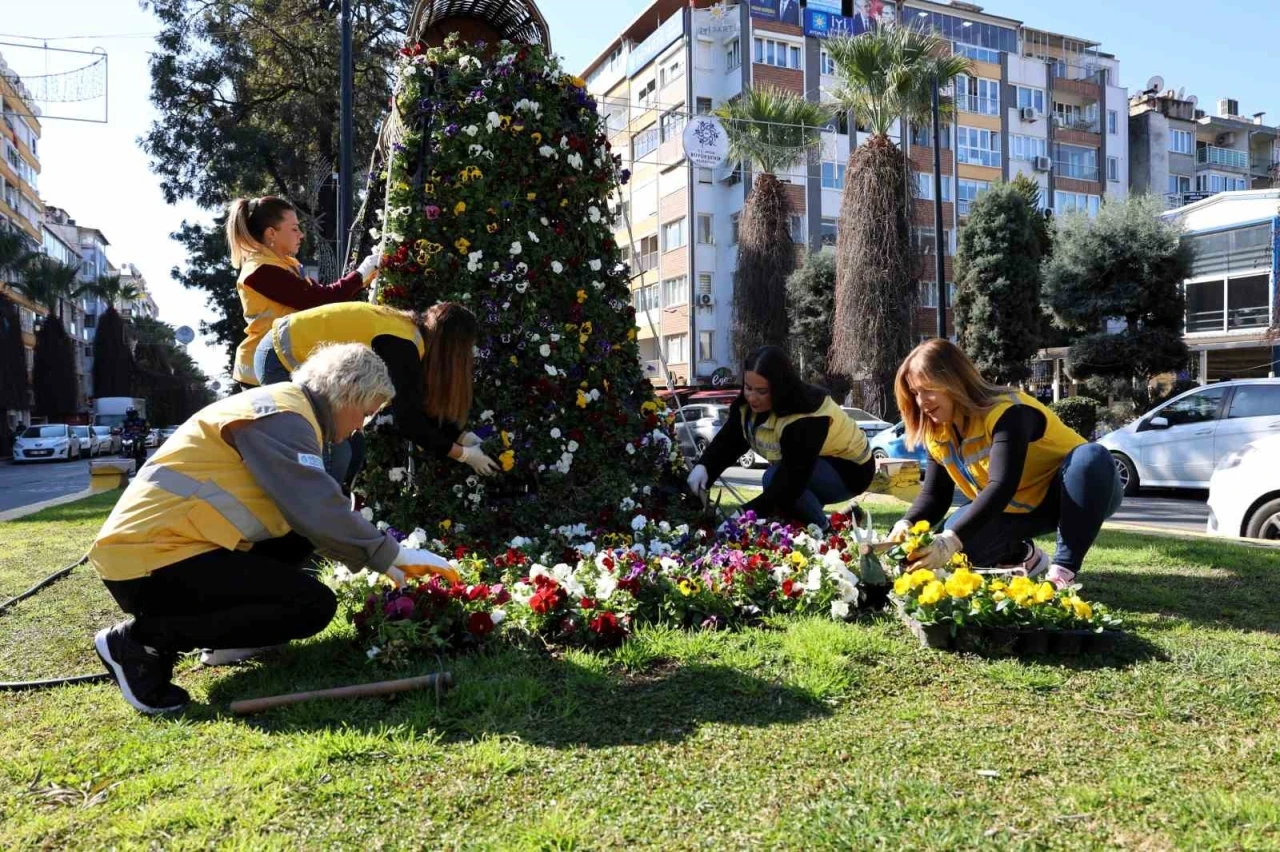 Başkan Çerçioğlu kadınlar ile ele ele veriyor, Aydın rengarenk çiçekler ile süsleniyor
