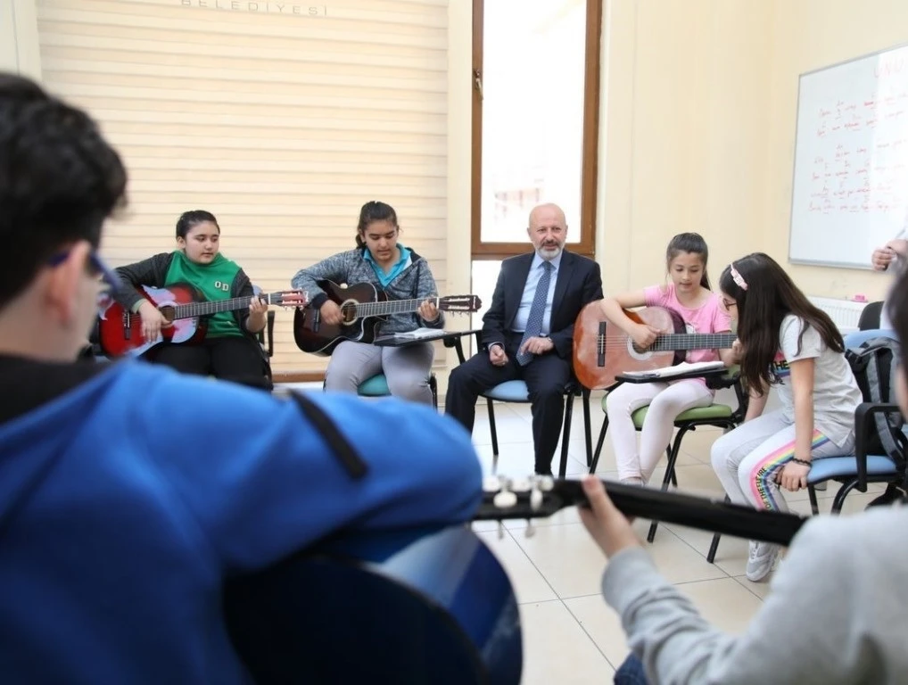 Başkan Çolakbayrakdar: Geleceğin güçlü Türkiye’sine hazır nesiller yetiştiriyoruz&quot;
