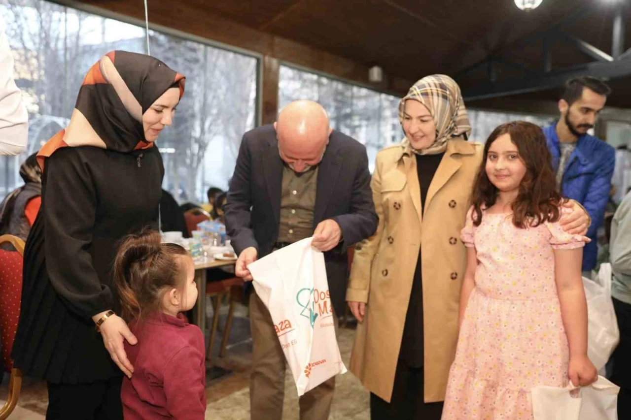 Başkan Çolakbayrakdar, iftarını yetim çocuklarla yaptı
