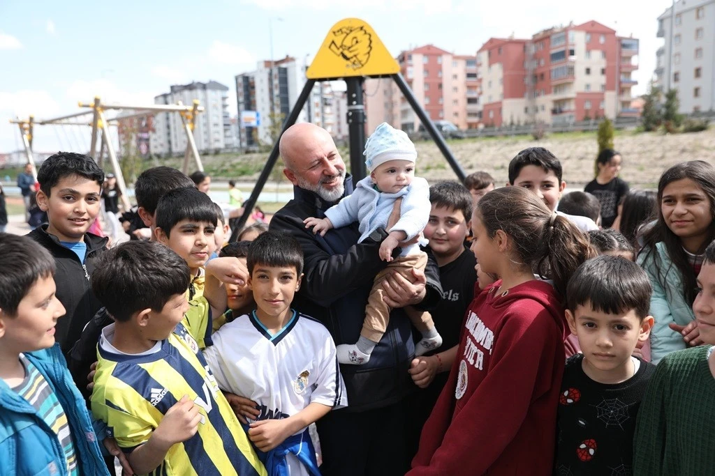 Başkan Çolakbayrakdar, “Yeşil alanda da rekor üstüne rekor kırdık”
