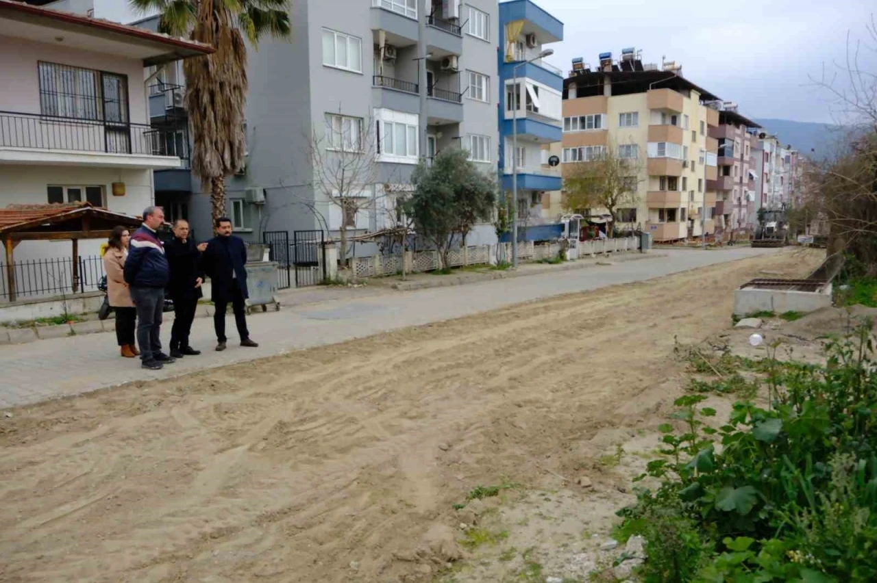 Başkan Doğanca, parke döşeme çalışmalarını yerinde inceledi
