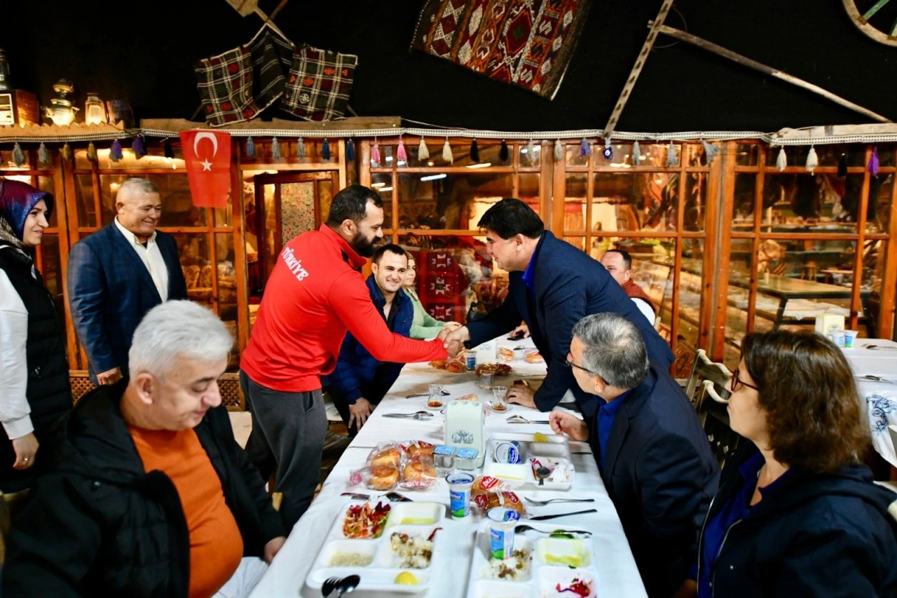 BAŞKAN KARACA, FETHİYE GÜREŞÇİLERE DESTEK VERDİ