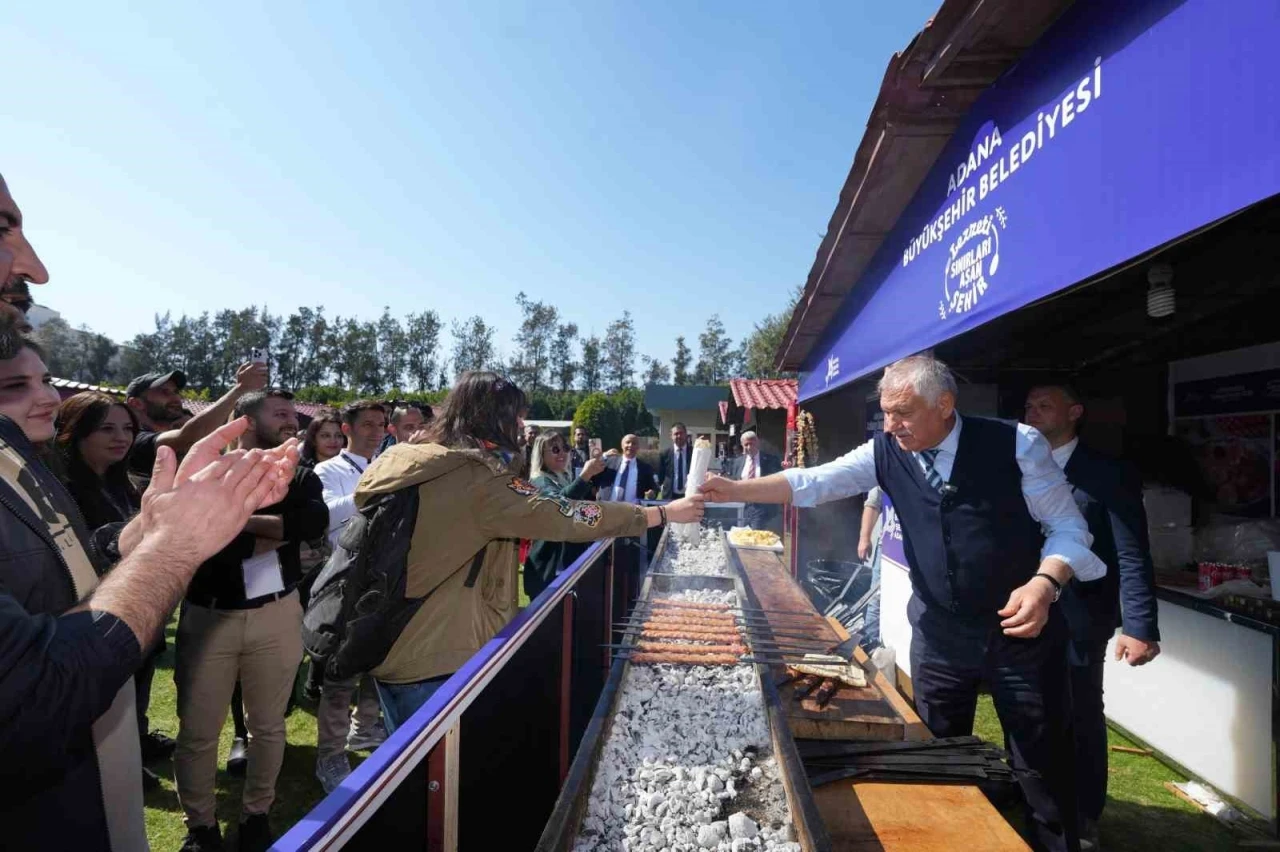 Başkan Karalar, Antalya’da Adana’yı anlattı, Adana Kebabı’nı ikram etti
