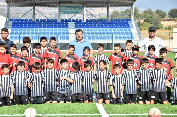 Başkan Koca, futbol okulunun minik futbolcularıyla bir araya geldi
