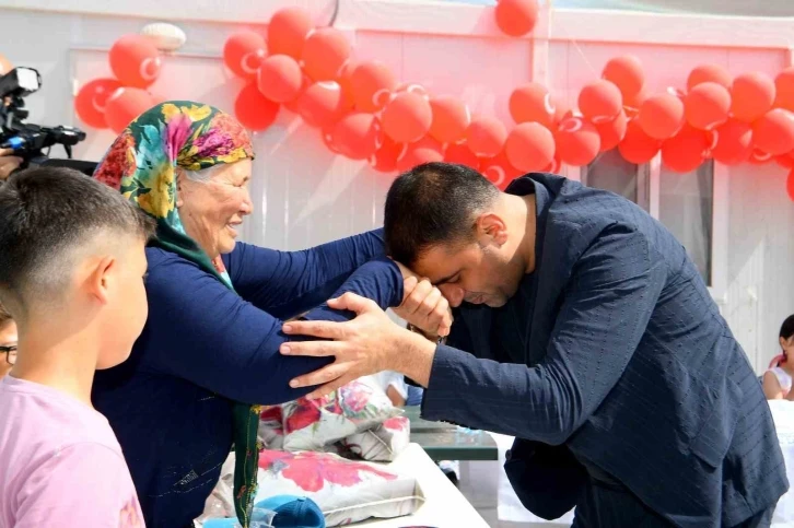 Başkan Özay, konteyner kentteki çocukları bayram öncesi unutmadı
