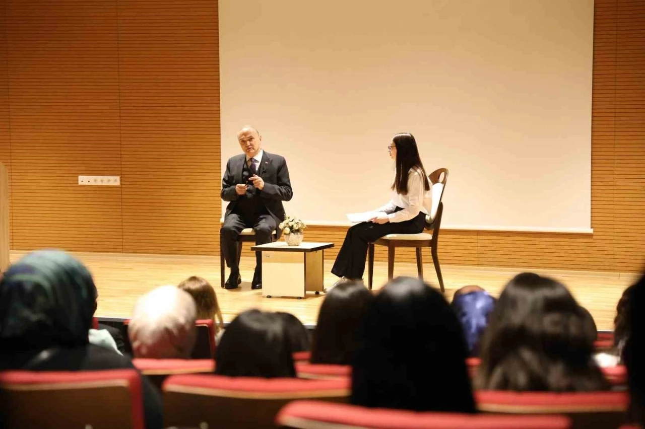 Başkan Özlü üniversitesi öğrencileriyle bir araya geldi
