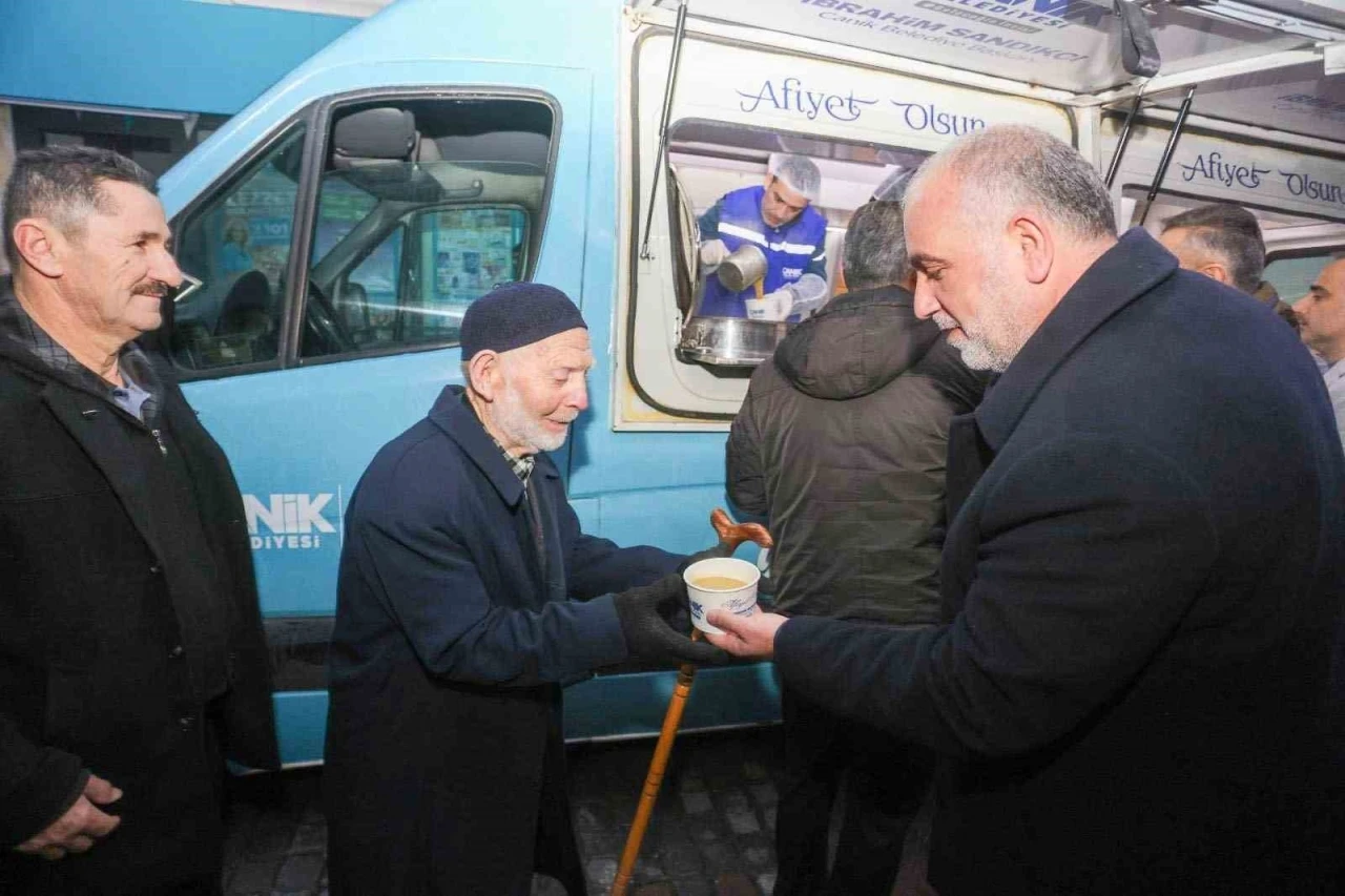 Başkan Sandıkçı’dan vatandaşlara çorba ikramı
