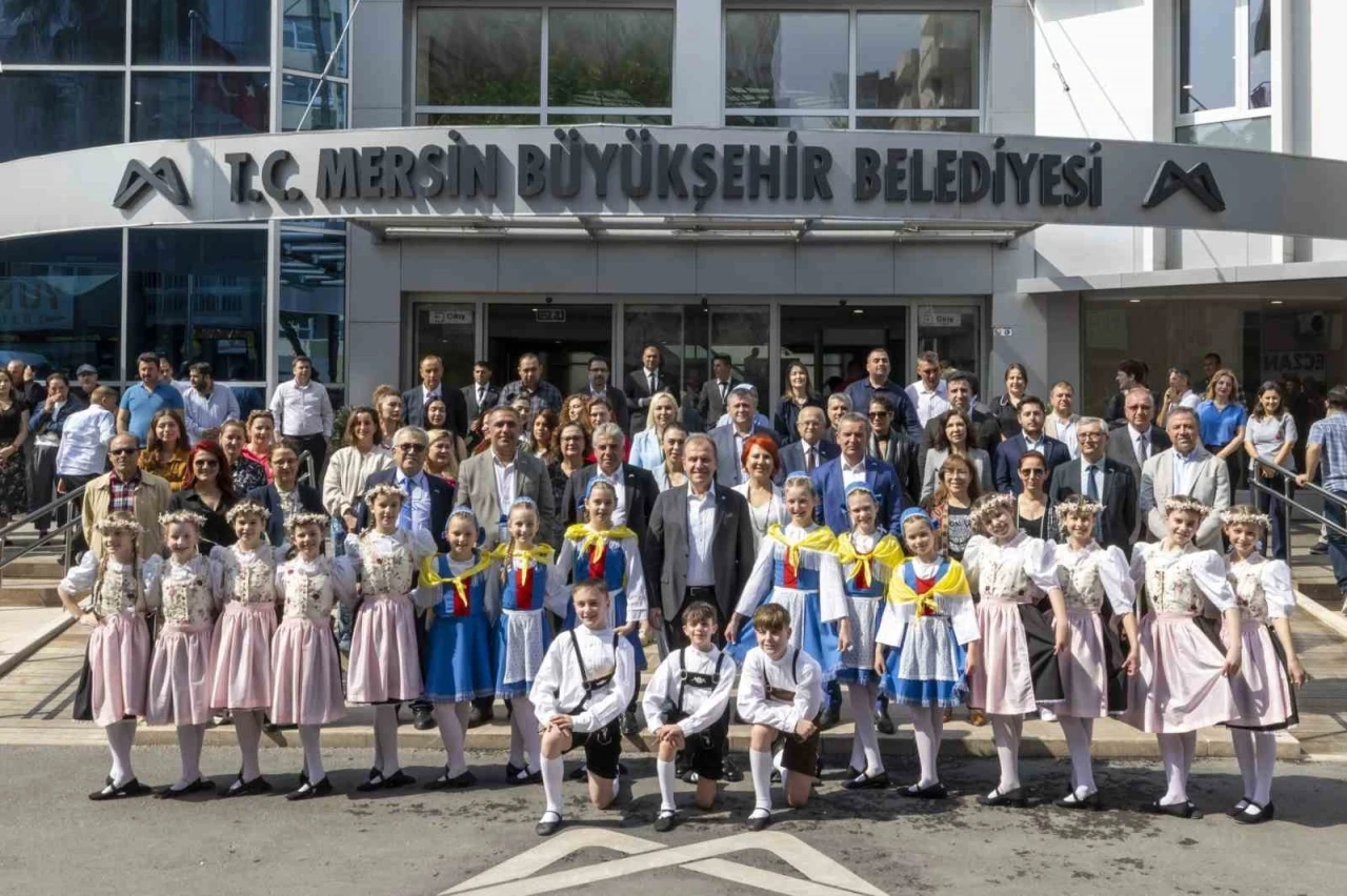 Başkan Seçer: &quot;Mersin’in barış ve dostluk kenti olduğunu anlatın&quot;
