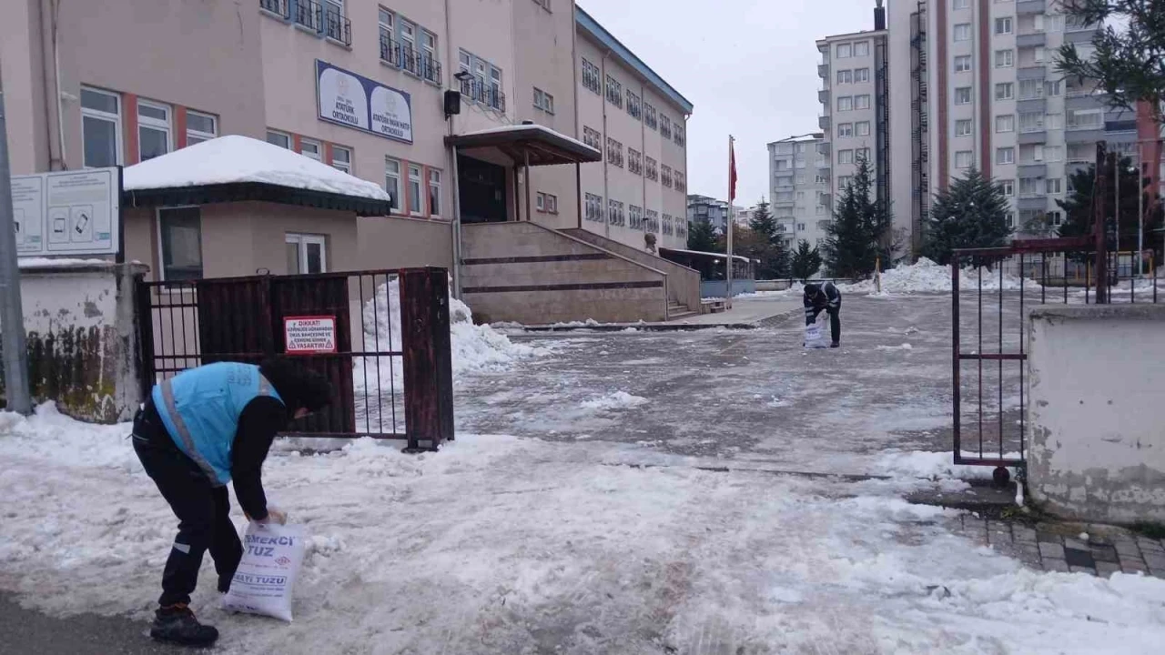 Başkan Tavlı: &quot;Öğrencilerimiz için karla mücadele çalışması yürüttük&quot;
