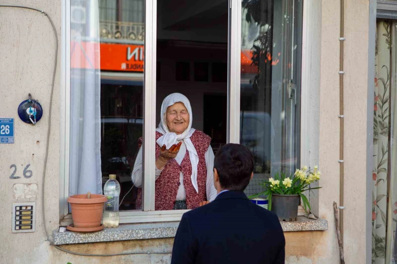 Başkan Ünlü: "Büyüklerimize yaşamın ağırlığını hissettirmeyelim"
