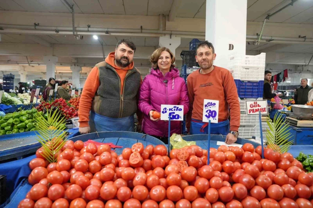 Başkan Ünlüce Çamlıca Pazarında
