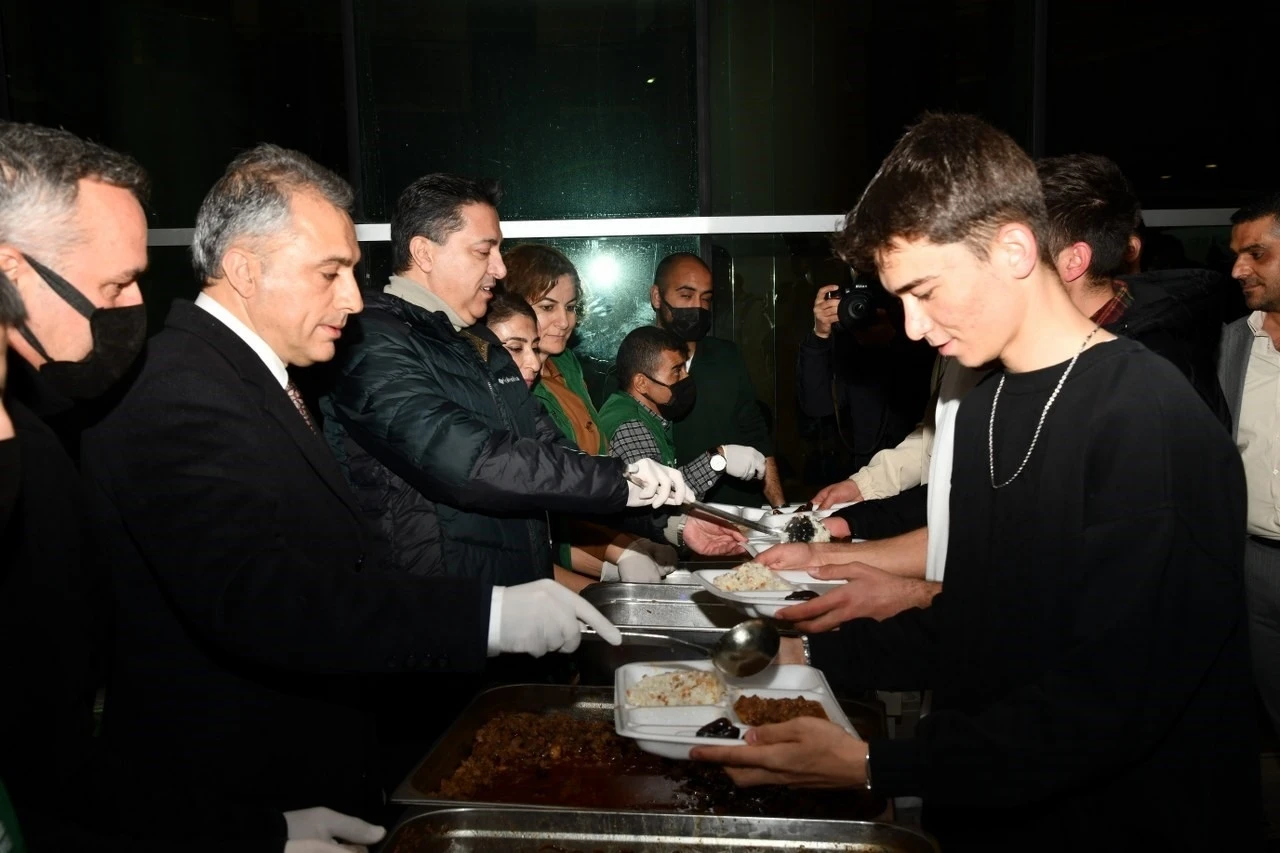 Başkanı İbrahim Çenet, üniversite öğrencileriyle iftar programında buluştu
