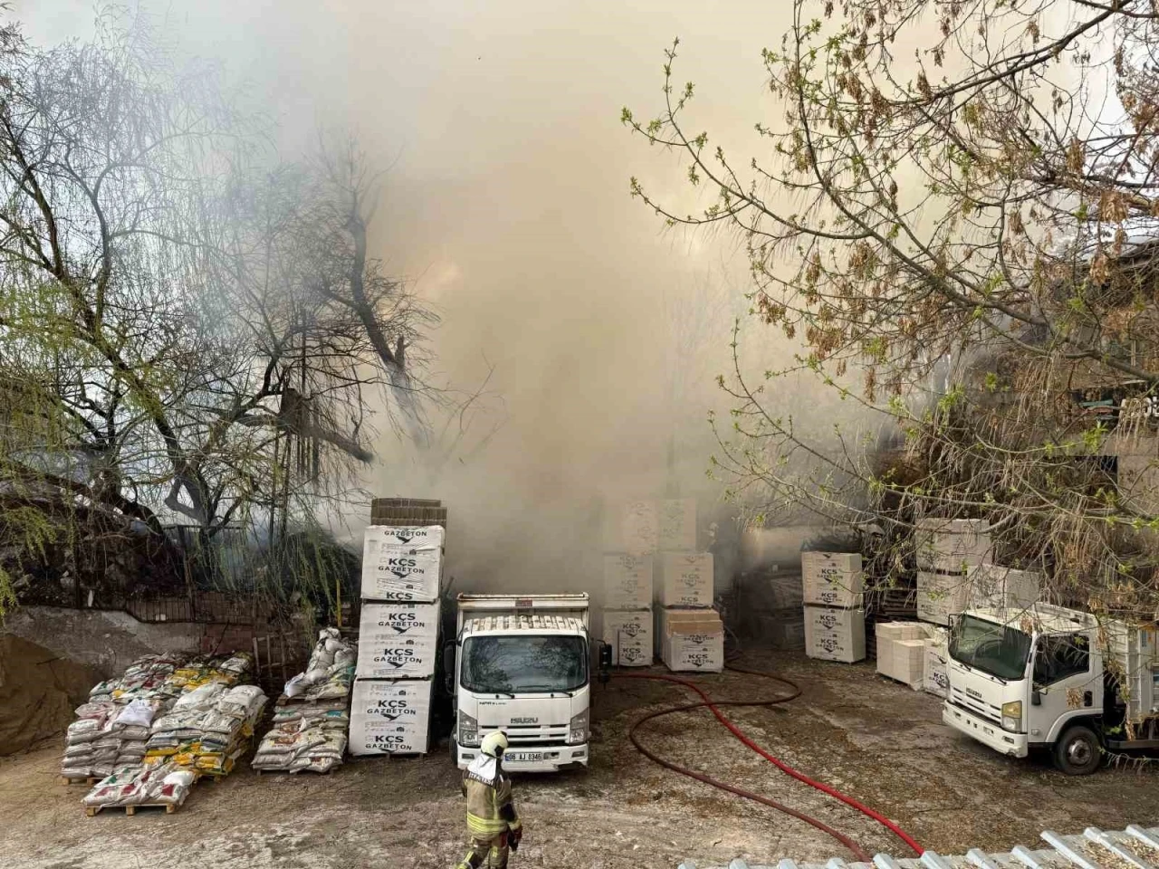 Başkentte hurda kağıt istiflenen metruk bina alev alev yandı
