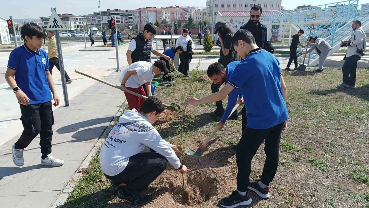 Batman’da 100 öğrenci 116 adet fidan dikti
