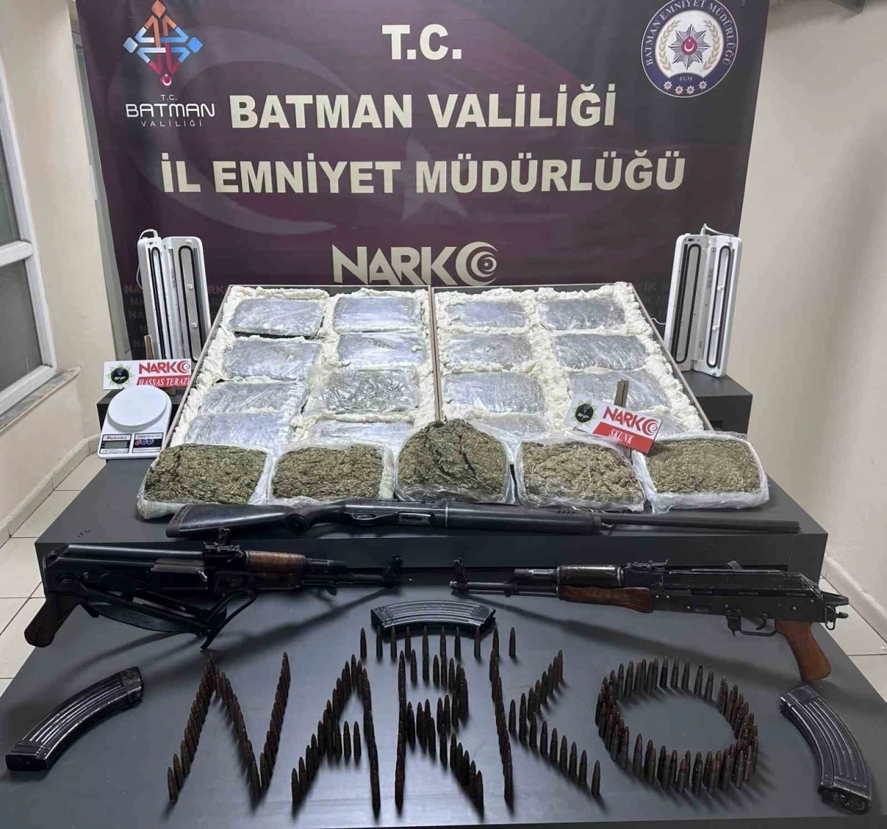 Batman’da 3 adreste yapılan aramada yüklü miktarda uyuşturucu ve mühimmat ele geçirildi: 4 kişi tutuklandı
