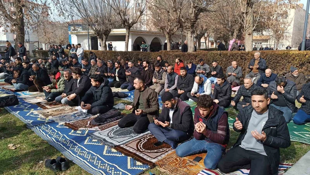 Batman’da cuma namazı öncesi yağmur duası yapıldı
