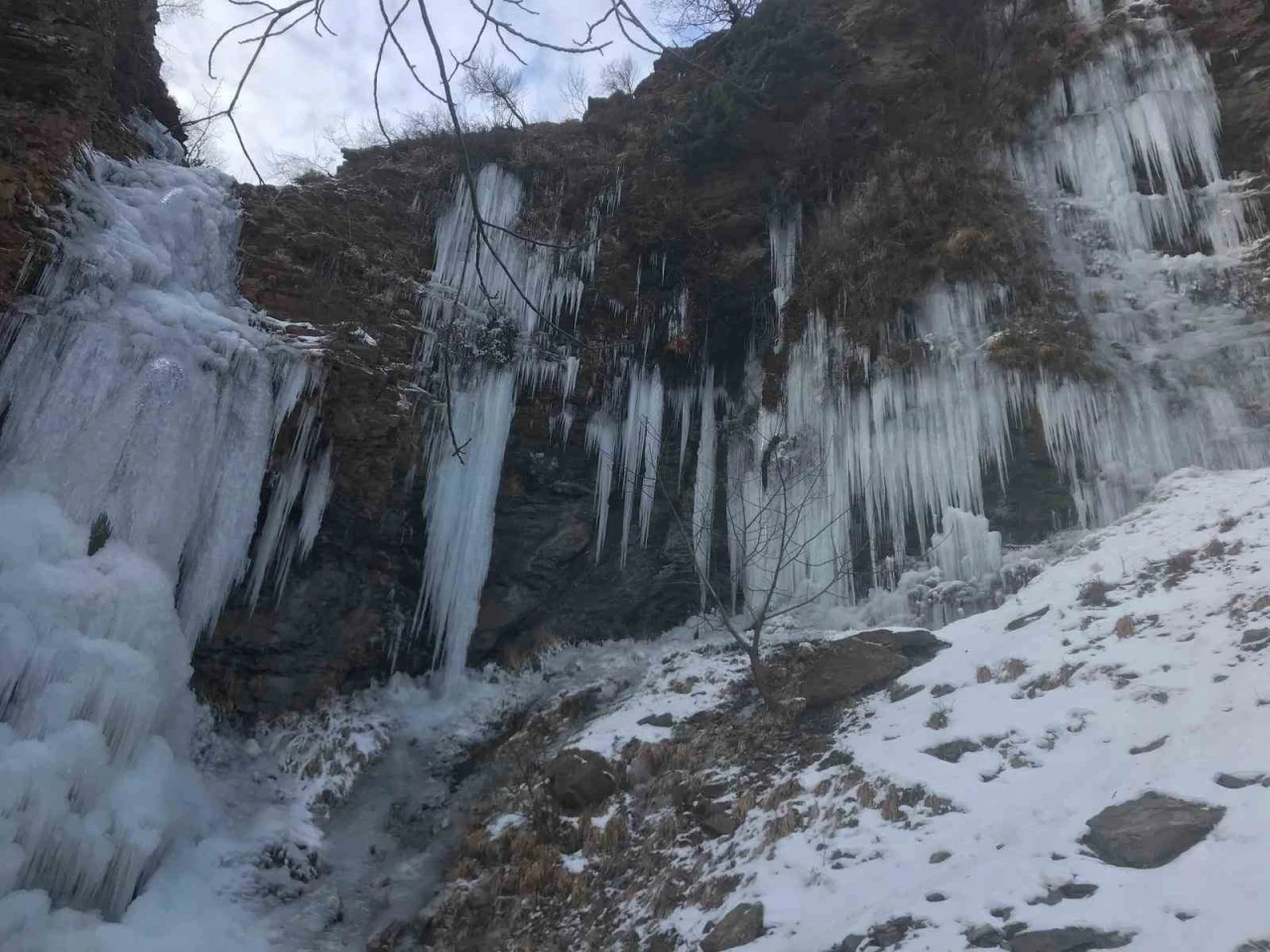 Batman’da donan dere yatakları ve şelalelerde metrelerce buz sarkıtları oluştu
