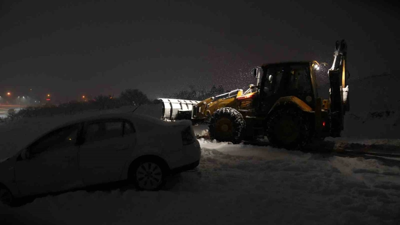 Battalgazi’de  karda mahsur kalan araç kurtarıldı
