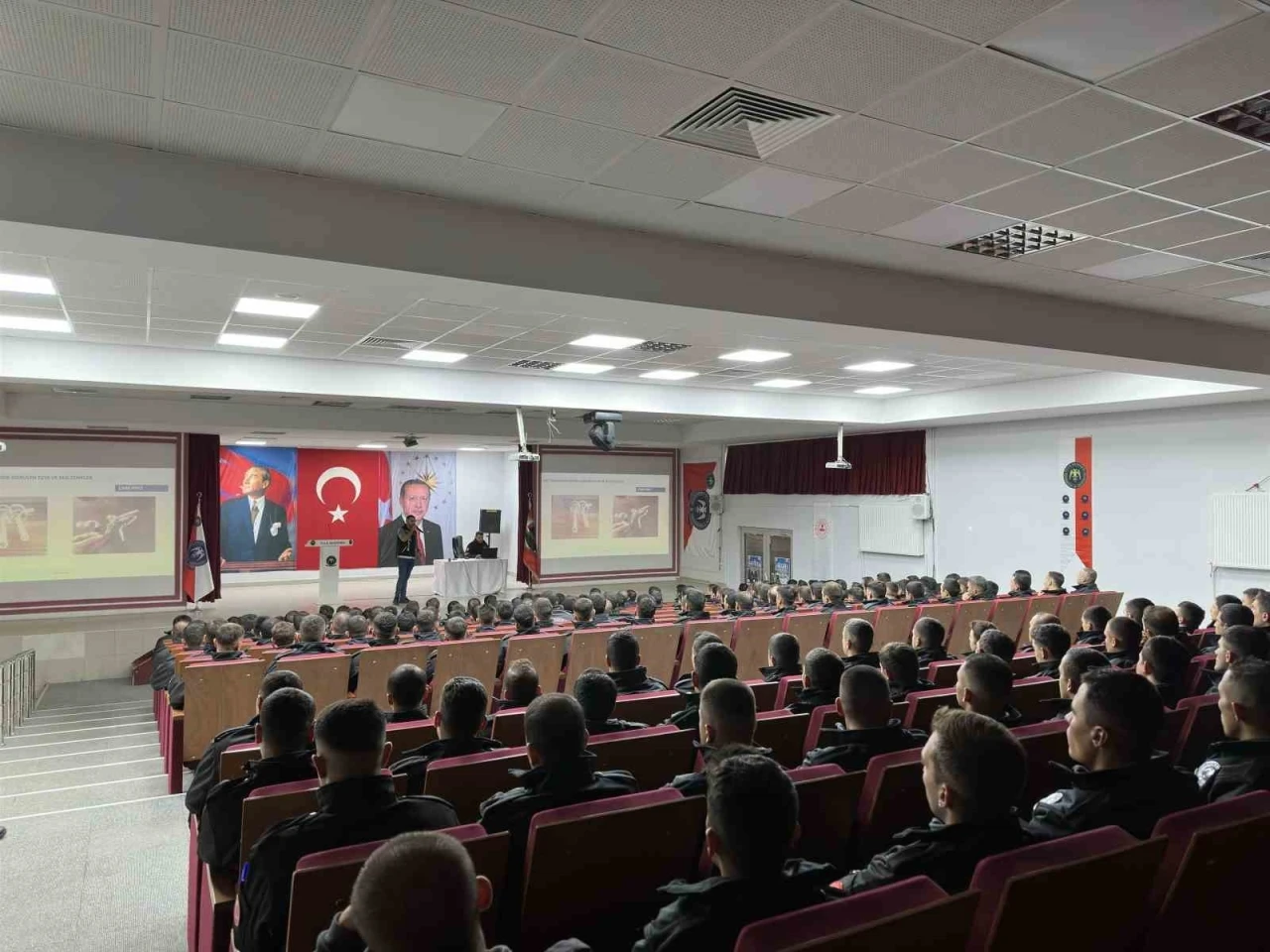 Bayburt Emniyeti uyuşturucuyla mücadele konularında eğitimler vererek vatandaşı bilgilendiriyor
