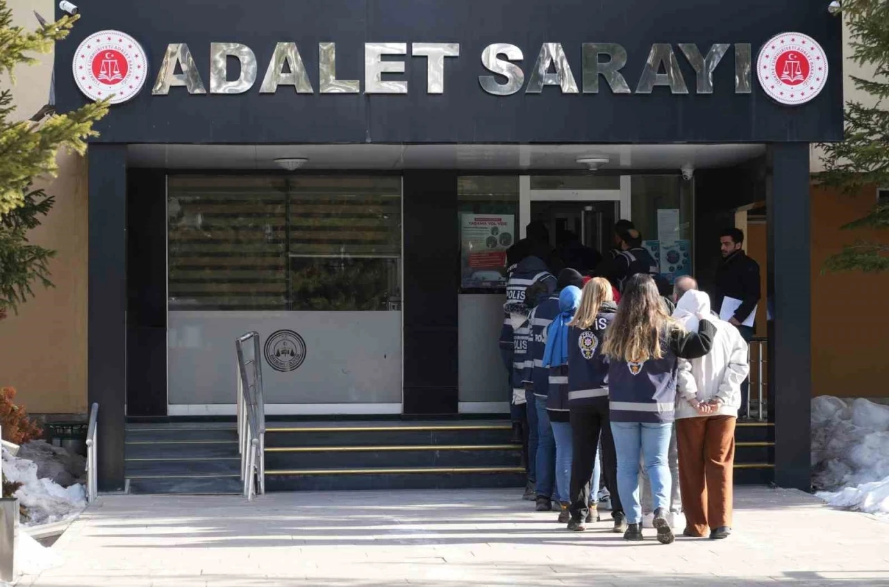 Bayburt polisi dolandırıcı çetesi kuran 11 kişiyi kıskıvrak yakaladı
