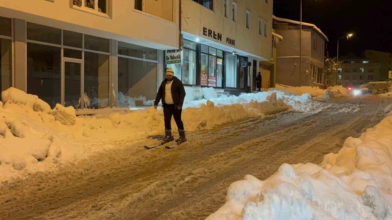 Bayburt’ta fıkra gibi olay: Kayak tutkunu Bayburtlu vatandaş caddede kayak yaptı
