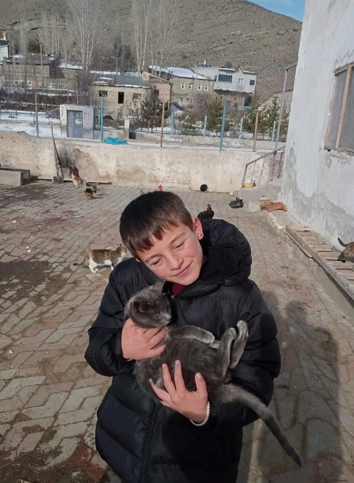 Bayburt’ta köy okulu öğrencileri sokak hayvanlarını besledi
