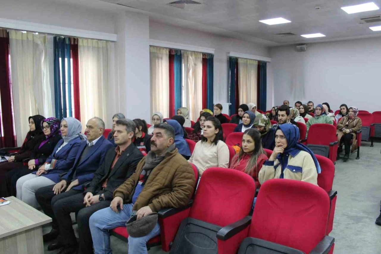 Bayburt’ta kurum çalışanları afetlere karşı bilgilendiriliyor
