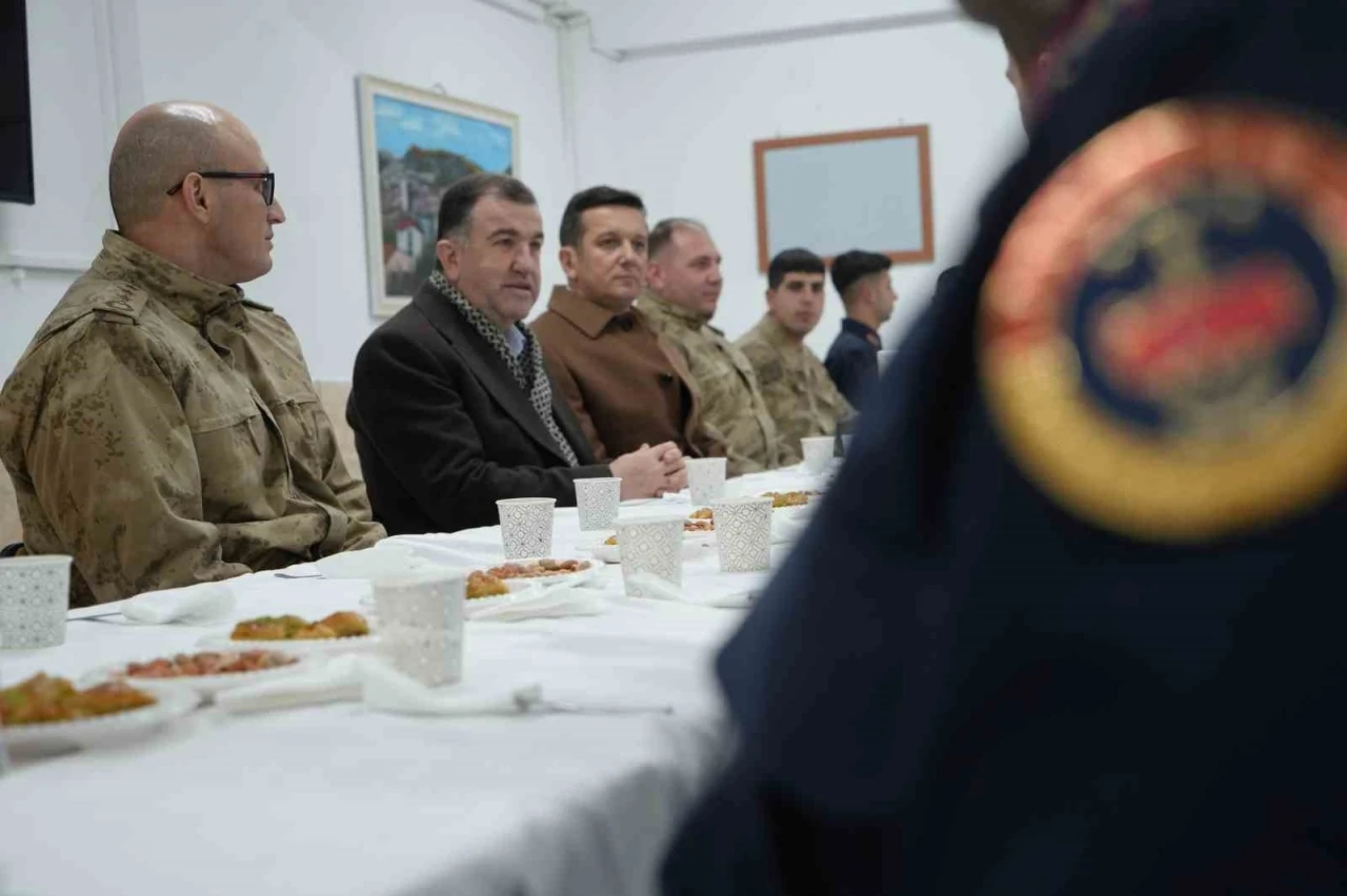 Bayburt’ta yeni yıla görevi başında giren güvenlik güçleri ve sağlık çalışanları unutulmadı
